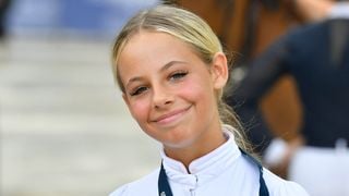 À 13 ans, Giulia donne du fil à retordre à sa mère Carla Bruni, qui a trouvé comment s'en sortir : "Il existe aujourd'hui des..."