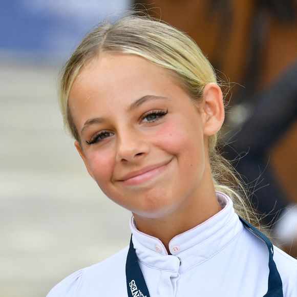 Ce week-end, Giulia Sarkozy s'en souviendra. La jeune adolescente de 13 ans a participé à un rendez-vous équestre majeur.

Giulia Sarkozy lors de la coupe Kids Cup L'Envol lors du Longines Paris Eiffel Jumping 

© Perusseau / Veeren / Bestimage