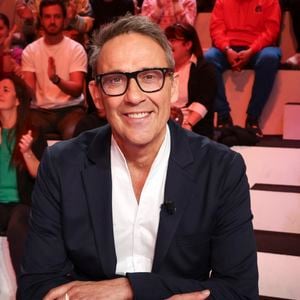 Pour respecter l'esprit du Cap Ferret, la décoration fait la part belle aux objets chinés, aux paniers à huîtres redécorés et aux caillebotis.
Julien Courbet, sur le plateau de "TBT9" présenté par C.Hanouna, et diffusé en direct sur W9, Paris, France, le 26 novembre 2025. © Jack Tribeca / Bestimage
