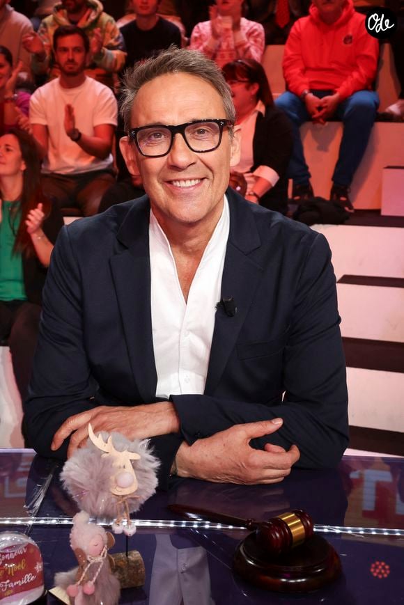 Pour respecter l'esprit du Cap Ferret, la décoration fait la part belle aux objets chinés, aux paniers à huîtres redécorés et aux caillebotis.

Julien Courbet, sur le plateau de "TBT9" présenté par C.Hanouna, et diffusé en direct sur W9, Paris, France, le 26 novembre 2025. © Jack Tribeca / Bestimage