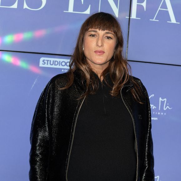 Juliette Armanet s'est affichée avec un joli ventre arrondi à l’avant-première du film "Les enfants vont bien" à Paris.

Juliette Armanet assiste à l'avant-première de 'Les enfants vont bien' au cinéma UGC Les Halles, à Paris, France. Photo par Mireille Ampilhac/ABACAPRESS.COM