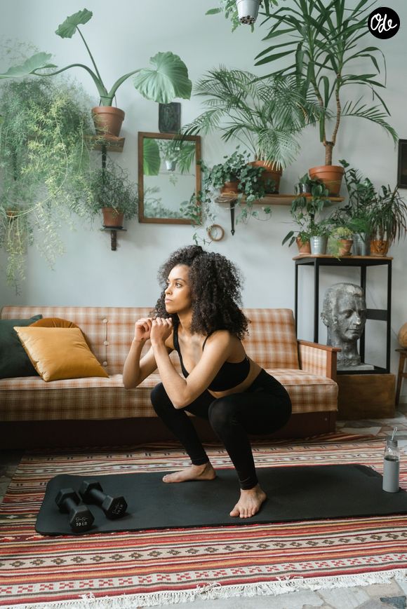 Les mouvements comme les squats permettent de stimuler l'ensemble du corps.