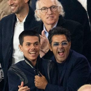 Léon évolue avec l’équipe U16 de l’association PSG, à un niveau amateur.

Jamel Debbouze et son fils Léon Debbouze - Célébrités dans les tribunes lors du match retour de la Ligue Des Champions 2024-2025 (LDC) "PSG - Arsenal" (2-1) au Parc des Princes à Paris le 7 mai 2025.
© Cyril Moreau/Bestimage