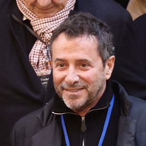 "Il y a également des plantes locales, notamment de magnifiques fleurs rouges qu'on appelle là-bas, les rince-bouteilles, qui sont sublimes", a-t-il confié.

Bernard Montiel - Sorties des obsèques de Brigitte Bardot en l'église Paroissiale Notre-Dame-de-l'Assomption de Saint-Tropez, France, le 7 janvier 2026.© Jacovides-Moreau/Bestimage