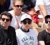 Patrick Bruel et ses fils Léon et Oscar dans les tribunes des Internationaux de France de tennis de Roland Garros 2024 à Paris, France, le 4 juin 2024. © Jacovides-Moreau/Bestimage