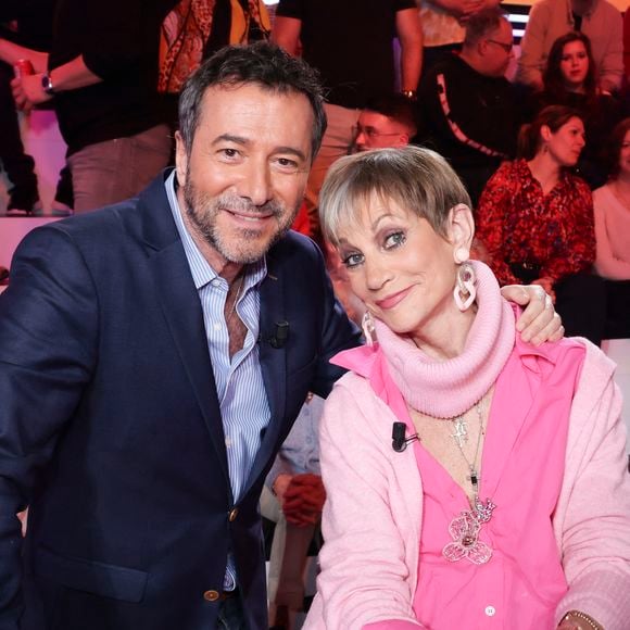 Exclusif - Bernard Montiel, Isabelle Morini-Bosc, sur le plateau de l’émission « TPMP » présentée par C.Hanouna et diffusée en direct sur Youtube et sur toutes les box (SFR, FREE, MyCanal etc), Paris, France, le 04 mars 2025. © Jack Tribeca / Bestimage