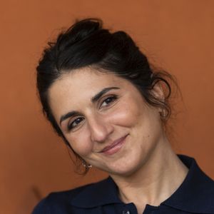 "Quand j'ai voulu un deuxième enfant, on m'a dit que ça ne marcherait plus. J'ai fait tout un parcours, jalonné de nombreux deuils, et puis ce deuxième bébé est arrivé. Alors le troisième, à 46 ans, on ne s'y attendait vraiment pas !"

Géraldine Nakache au village lors des Internationaux de France de Tennis de Roland Garros 2025, à Paris, France, le 8 juin 2025. © Cyril Moreau/Bestimage