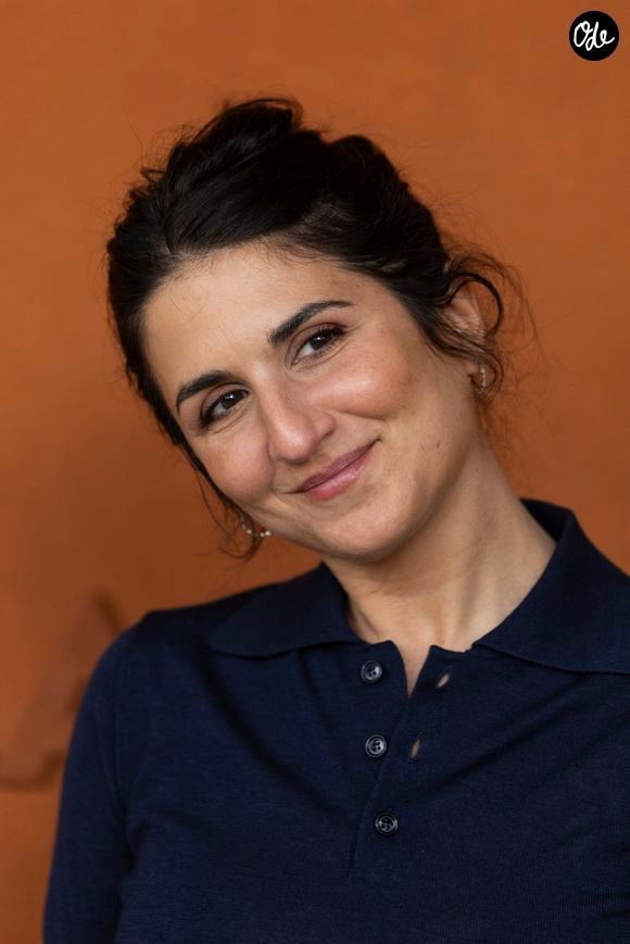 "Quand j'ai voulu un deuxième enfant, on m'a dit que ça ne marcherait plus. J'ai fait tout un parcours, jalonné de nombreux deuils, et puis ce deuxième bébé est arrivé. Alors le troisième, à 46 ans, on ne s'y attendait vraiment pas !"

Géraldine Nakache au village lors des Internationaux de France de Tennis de Roland Garros 2025, à Paris, France, le 8 juin 2025. © Cyril Moreau/Bestimage