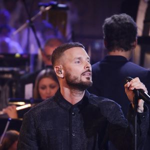 Exclusif - Matt Pokora (M. Pokora) lors de l'enregistrement de l'émission Le Grand Echiquier - Spécial Claude François présentée par C.Chazal et A.Manoukian et diffusée le 13 janvier sur France, à l'Opéra royal du château de Versailles, accompagné par l'Orchestre de l'Opéra Royal à Versailles, France, le 16 septembre 2025. Jack Tribeca/Bestimage