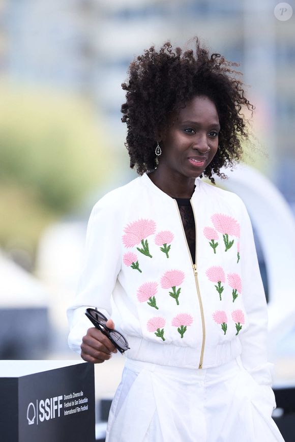 Le 20 septembre 2025, Madrid, Madrid, Espagne : Eye Haidara assiste au photocall du film "Six jours ce printemps-la" lors du 73ème Festival international du film de Saint-Sébastien au Palais Kursaal le 20 septembre 2025 à Donostia / Saint-Sébastien, Espagne Photo par Jack Abuin/ZUMA Press Wire / Bestimage)