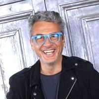 Julien Cohen de nouveau papa à 60 ans : il présente sa fille, qu'il a eue avec sa compagne de 20 ans sa cadette