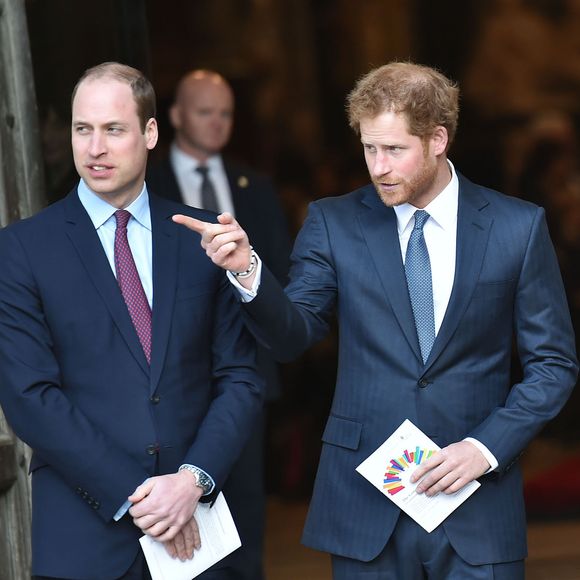 Le prince William et le prince Harry assistent à une messe à l'occasion de la journée du Commonwealth en l'Abbaye de Westminster à Londres, le 14 mars 2016.

Photo : Agence / Bestimage