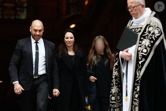 Isabelle Le Nouvel (veuve du défunt) et la famille - Sorties des obsèques de Niels Arestrup à l'Église Saint-Roch à Paris. Le 10 décembre 2024
© Christophe Clovis / Bestimage