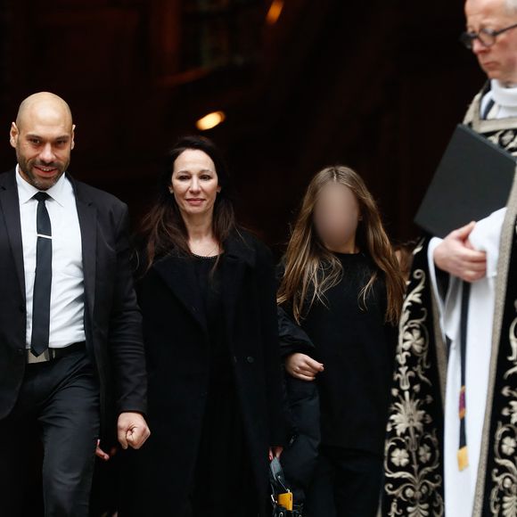 Isabelle Le Nouvel (veuve du défunt) et la famille - Sorties des obsèques de Niels Arestrup à l'Église Saint-Roch à Paris. Le 10 décembre 2024
© Christophe Clovis / Bestimage