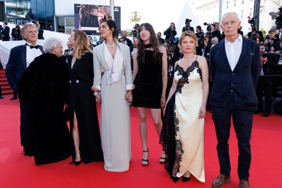 Elle aborde désormais une coupe à la garçonne, loin de sa longueur d'antan.

Charles Berling, Marie-Christine Barrault, Léa Drucker, Charline Bourgeois-Tacquet, Suzanne de Baecque, Mélanie Thierry (Bijoux Tasaki), Erri De Luca - Montée des marches du film " La vie d'une femme " lors du 79ème Festival International du Film de Cannes, le 13 mai 2026. © Jacovides-Moreau / Bestimage