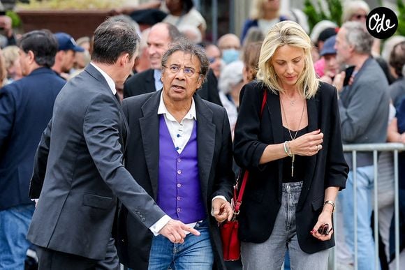 Laurent Voulzy et Isaure Le Faou aux obsèques de la chanteuse et actrice française Françoise Hardy au crématorium du cimetière du Père-Lachaise à Paris, en France, le 20 juin 2024.

© Jacovides-Moreau/Bestimage