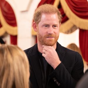 Le prince Harry n’aurait été informé de l’hospitalisation de son père que par les médias.

Le Prince Harry fait une apparition pour rencontrer les premiers intervenants au Rock for First Responders présenté par One805 au Granada Theatre à Santa Barbara, USA le 8 mars 2025. Photo par Jerry Perez/AVvalon/ABACAPRESS.COM
