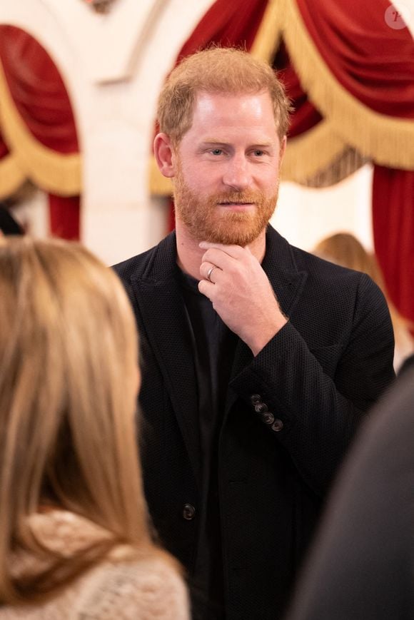 Le prince Harry n’aurait été informé de l’hospitalisation de son père que par les médias.

Le Prince Harry fait une apparition pour rencontrer les premiers intervenants au Rock for First Responders présenté par One805 au Granada Theatre à Santa Barbara, USA le 8 mars 2025. Photo par Jerry Perez/AVvalon/ABACAPRESS.COM