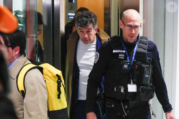 Procès de Stéphane Plaza : L'animateur sort du tribunal correctionnel de Paris après le réquisitoire : Une peine de 18 mois de prison avec sursis et 10 000 euros d’amende a été requise à son encontre le 9 janvier 2024.

© Christophe Clovis / Bestimage