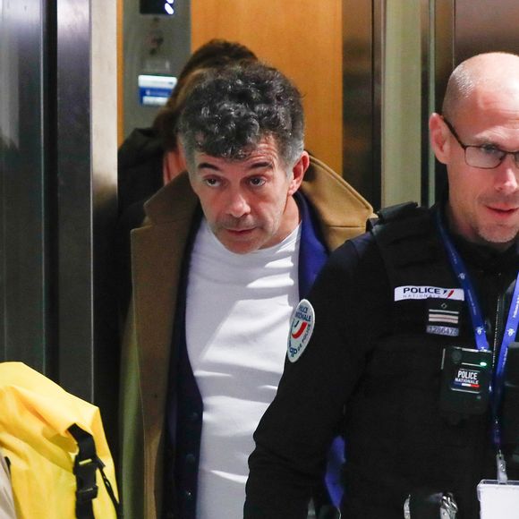 Procès de Stéphane Plaza : L'animateur sort du tribunal correctionnel de Paris après le réquisitoire : Une peine de 18 mois de prison avec sursis et 10 000 euros d’amende a été requise à son encontre le 9 janvier 2024.

© Christophe Clovis / Bestimage