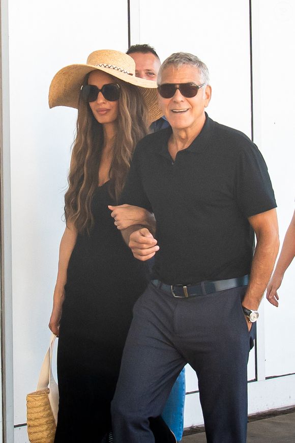 George Clooney et sa femme Amal arrivent à l'aéroport après une apparition remarquée au 82ème Festival du Film International de Venise (Mostra), Italie, le 29 août 2025. © Bestimage
