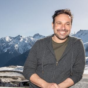 L'acteur français Bruno Salomone de la série télévisée Boomerang pose lors d'un photocall pendant le festival de la télévision de Luchon, à Bagnere de Luchon, dans le sud-ouest de la France, le 10 février 2022. Photo par Daniel Derajinski/ABACAPRESS.COM