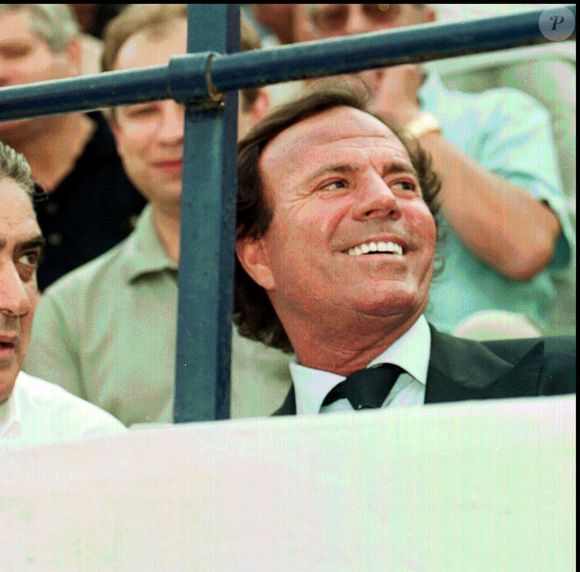 "Le problème se situe dans sa colonne vertébrale et cela lui a causé de nombreuses déficiences", apprend-on.

Archives - Le chanteur Julio Iglésias et l'entrepreneur Lorenzo Sanz lors d'une corrida dans le cadre de la Féria Taurine de Marbella en 2001. (GTRES / BESTIMAGE).