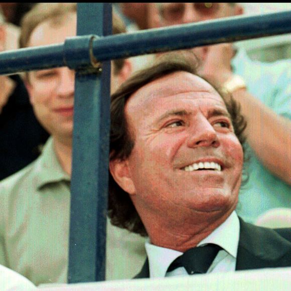 "Le problème se situe dans sa colonne vertébrale et cela lui a causé de nombreuses déficiences", apprend-on.

Archives - Le chanteur Julio Iglésias et l'entrepreneur Lorenzo Sanz lors d'une corrida dans le cadre de la Féria Taurine de Marbella en 2001. (GTRES / BESTIMAGE).