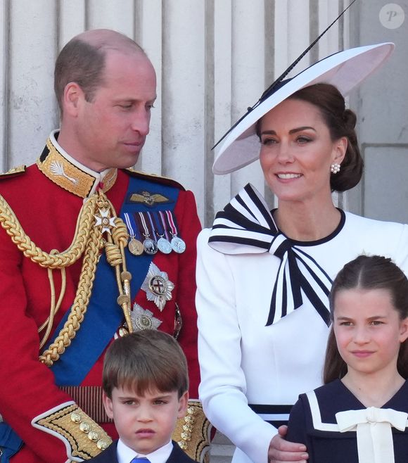 A savoir que leurs dignes descendants, comme d'autres avant eux, doivent apprendre à parler une deuxième langue qui est nécessaire pour les préparer à leur rôle futur, ont notamment rapporté nos confères d'"Hello". 

Le prince William, prince de Galles, Catherine Kate Middleton, princesse de Galles, le prince George, le prince Louis et la princesse Charlotte - Les membres de la famille royale britannique au balcon du Palais de Buckingham lors de la parade militaire "Trooping the Colour" à Londres le 15 juin 2024 © Julien Burton / Bestimage