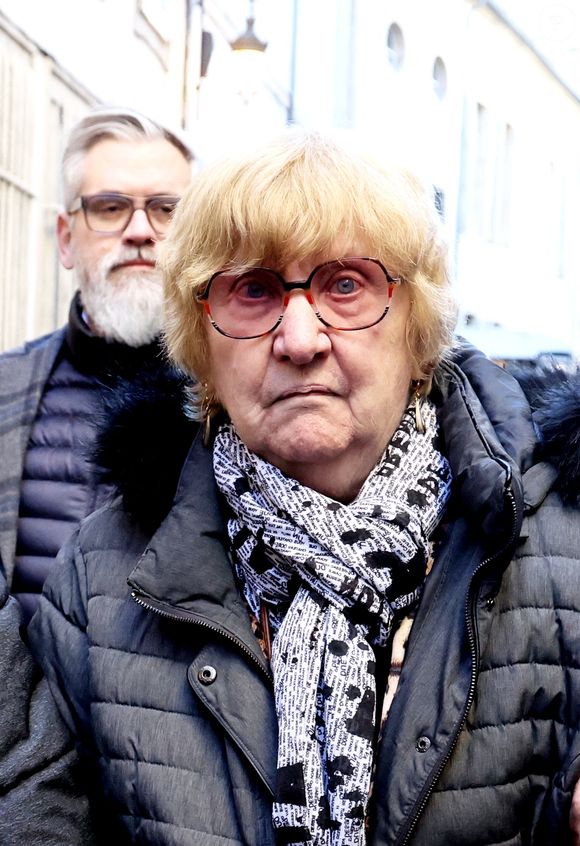 Jacqueline Jacob, 81 ans, la grand-tante du petit Grégory, arrive au palais de justice de Dijon pour être entendue car elle est soupçonnée d'être l'un des corbeaux de l'affaire Grégory.
Dijon, le 24 octobre 2025.
Plus de 40 ans après le meurtre du petit Grégory, sa grand-tante est à nouveau interrogée par la justice, soupçonnée d'être l'une des auteurs des lettres anonymes qui ont menacé la famille pendant des années. L'octogénaire, déjà soupçonnée en 2017, subit son deuxième interrogatoire en vue d'une éventuelle mise en examen, après 41 ans d'une enquête chaotique sur le meurtre de Grégory Villemin, retrouvé noyé, les mains et les pieds liés, à l'âge de 4 ans, le 16 octobre 1984, dans une rivière des Vosges.

© Dominique Jacovides / Bestimage