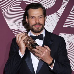 Laurent Lafitte (montre Jaeger-LeCoultre) (Meilleur acteur dans La Femme la plus riche du monde) au photocall du dîner de la 51ème cérémonie des César au Fouquet's à Paris, France, le 27 février 2026. © Denis Guignebourg/Bestimage