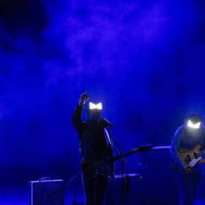 Exclusif - M (Matthieu Chedid) accompagné de sa soeur Anna et de son frère Joseph en concert inédit et unique, en acoustique au Théâtre de Verdure lors de l'ouverture de la 41ème édition du Festival de Ramatuelle le 1er aout 2025. Une soirée privilégiée, où sa voix et ses guitares résonnent en toute proximité avec le public. Un moment suspendu, hors du temps, porté par la poésie de son univers et la magie du lieu. © Cyril Bruneau / Festival de Ramatuelle / Bestimage