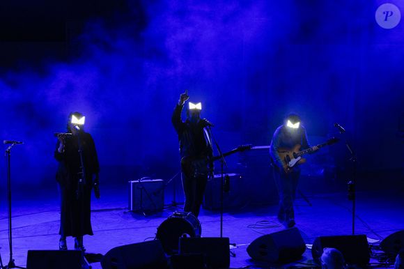 Exclusif - M (Matthieu Chedid) accompagné de sa soeur Anna et de son frère Joseph en concert inédit et unique, en acoustique au Théâtre de Verdure lors de l'ouverture de la 41ème édition du Festival de Ramatuelle le 1er aout 2025. Une soirée privilégiée, où sa voix et ses guitares résonnent en toute proximité avec le public. Un moment suspendu, hors du temps, porté par la poésie de son univers et la magie du lieu. © Cyril Bruneau / Festival de Ramatuelle / Bestimage