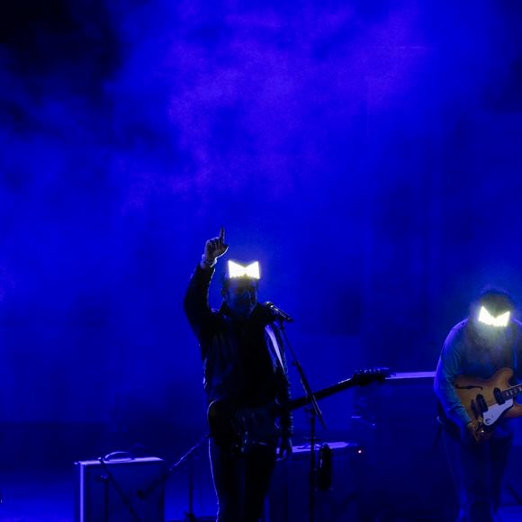 Exclusif - M (Matthieu Chedid) accompagné de sa soeur Anna et de son frère Joseph en concert inédit et unique, en acoustique au Théâtre de Verdure lors de l'ouverture de la 41ème édition du Festival de Ramatuelle le 1er aout 2025. Une soirée privilégiée, où sa voix et ses guitares résonnent en toute proximité avec le public. Un moment suspendu, hors du temps, porté par la poésie de son univers et la magie du lieu. © Cyril Bruneau / Festival de Ramatuelle / Bestimage