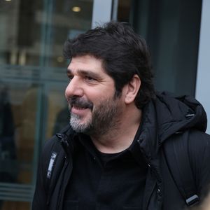 Cette expérience avait lancé sa carrière : il enchaîne ensuite albums et concerts, s’imposant comme une figure incontournable de la chanson française.

Exclusif - Patrick Fiori à la sortie des studios de RTL à Neuilly-sur-Seine, France, le 12 février 2025. Bestimage