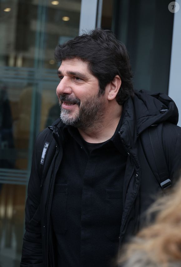 Cette expérience avait lancé sa carrière : il enchaîne ensuite albums et concerts, s’imposant comme une figure incontournable de la chanson française.

Exclusif - Patrick Fiori à la sortie des studios de RTL à Neuilly-sur-Seine, France, le 12 février 2025. Bestimage