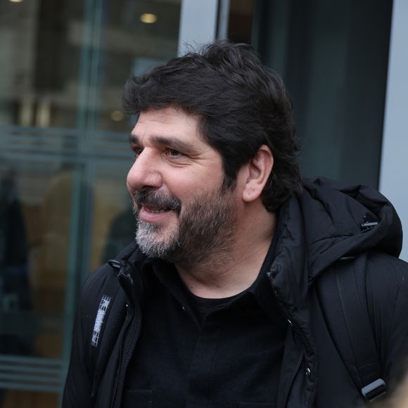 Cette expérience avait lancé sa carrière : il enchaîne ensuite albums et concerts, s’imposant comme une figure incontournable de la chanson française.

Exclusif - Patrick Fiori à la sortie des studios de RTL à Neuilly-sur-Seine, France, le 12 février 2025. Bestimage