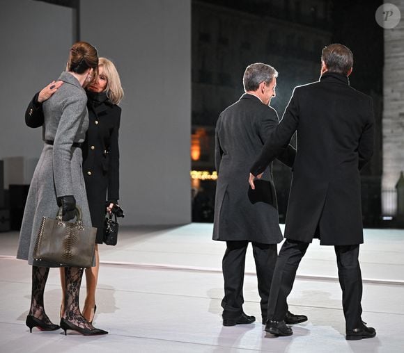 Le président français Emmanuel Macron et son épouse Brigitte Macron, l'ancien président français Nicolas Sarkozy et son épouse Carla Bruni assistent à la cérémonie de bienvenue lors de la réouverture officielle de la cathédrale Notre-Dame de Paris, France, le 7 décembre 2024, après plus de cinq ans de travaux de reconstruction suite à l'incendie d'avril 2019. Eliot Blondet/Pool/Bestimage