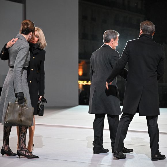 Le président français Emmanuel Macron et son épouse Brigitte Macron, l'ancien président français Nicolas Sarkozy et son épouse Carla Bruni assistent à la cérémonie de bienvenue lors de la réouverture officielle de la cathédrale Notre-Dame de Paris, France, le 7 décembre 2024, après plus de cinq ans de travaux de reconstruction suite à l'incendie d'avril 2019. Eliot Blondet/Pool/Bestimage