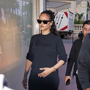 Rihanna brave la frénésie médiatique, à Cannes, en marge du festival du film, à l'occasion d'une séance de shopping en solo, et entre dans une boutique Messika, le 21 mai 2025. Backgrid USA / Bestimage