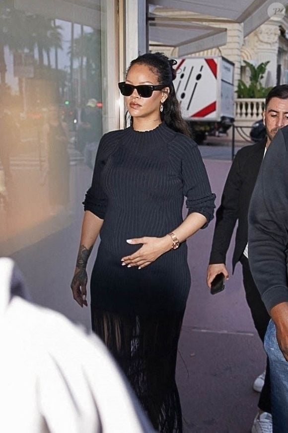 Rihanna brave la frénésie médiatique, à Cannes, en marge du festival du film, à l'occasion d'une séance de shopping en solo, et entre dans une boutique Messika, le 21 mai 2025. Backgrid USA / Bestimage