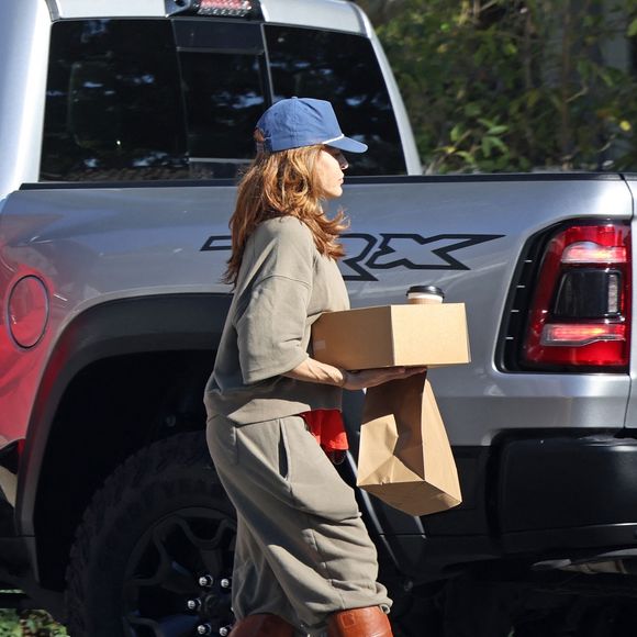 Ryan Gosling et Eva Mendes, fraîchement débarqué de Londres où Ryan a tourné le très attendu Star Wars : Starfighter (avec des rumeurs selon lesquelles Eva le rejoindrait à l'écran en tant qu'épouse), revient au Montecito ensoleillé, en Californie, pour un peu de magie de vacances. 17/12/2025

Photo : Backgrid USA / Bestimage