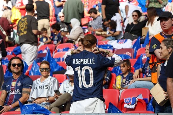 Carole Bouquet - 30 mai 2026, Budapest, Campanie, Hongrie : Les supporters du Paris Saint-Germain lors du match de la finale de la Ligue des champions de l'UEFA entre le PSG et Arsenal, à Budapest, le 30 mai 2026. (Credit Image : © Fabio Sasso/AGF via ZUMA Press) - Ambiance dans les tribunes Supporters PSG