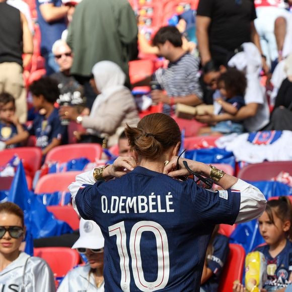 Carole Bouquet - 30 mai 2026, Budapest, Campanie, Hongrie : Les supporters du Paris Saint-Germain lors du match de la finale de la Ligue des champions de l'UEFA entre le PSG et Arsenal, à Budapest, le 30 mai 2026. (Credit Image : © Fabio Sasso/AGF via ZUMA Press) - Ambiance dans les tribunes Supporters PSG