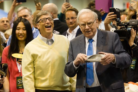 Le 2 mai 2015 - Omaha, Nebraska, États-Unis - WARREN BUFFETT et BILL GATES discutent de leurs talents de lanceurs de journaux lors de la 50e réunion annuelle des actionnaires de Berkshire Hathaway au CenturyLink Center d'Omaha, Nebraska. Photo par Steven Branscombe/ZUMA/ABACAPRESS.COM)