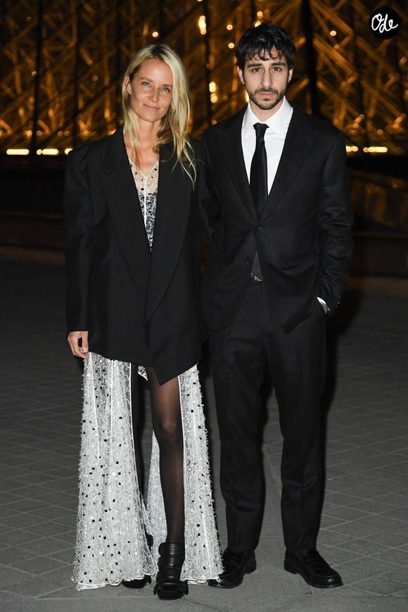 Ben Attal et son épouse Jordan Crantelle assistent à la séance photo d'arrivée du "Grand Dîner du Louvre" au musée du Louvre, dans le cadre de la Fashion Week de Paris, le 4 mars 2025 à Paris, en France. Photo : Aurore Maréchal/Abaca