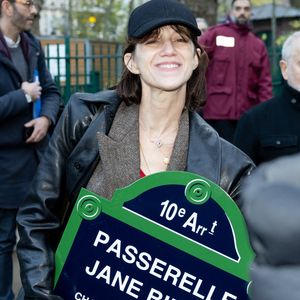 Charlotte Gainsbourg à l'inauguration de la passerelle Jane Birkin devant les numéros 41-43 du quai de Valmy à Paris, le 13 décembre 2025.

© Cyril Moreau / Bestimage