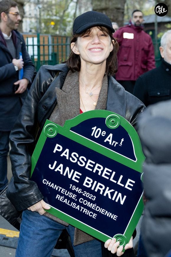 Charlotte Gainsbourg à l'inauguration de la passerelle Jane Birkin devant les numéros 41-43 du quai de Valmy à Paris, le 13 décembre 2025.

© Cyril Moreau / Bestimage