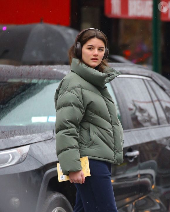 Mais Tom Cruise n'a plus de lien avec sa dernière fille, Suri Cruise.
Suri Cruise sort prendre un café avant Noël à New York.
©Backgrid USA / Bestimage