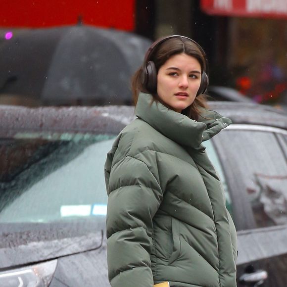 Mais Tom Cruise n'a plus de lien avec sa dernière fille, Suri Cruise.
Suri Cruise sort prendre un café avant Noël à New York.
©Backgrid USA / Bestimage